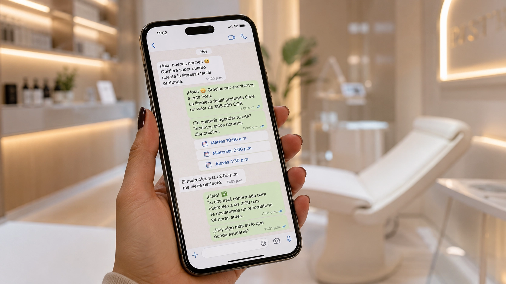 Chat de WhatsApp donde la recepcionista IA de Citas360 cotiza un tratamiento y agenda la cita